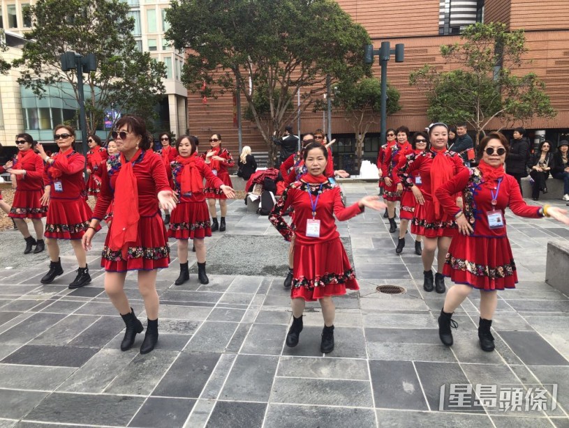 民众载歌载舞。苏婕雅摄