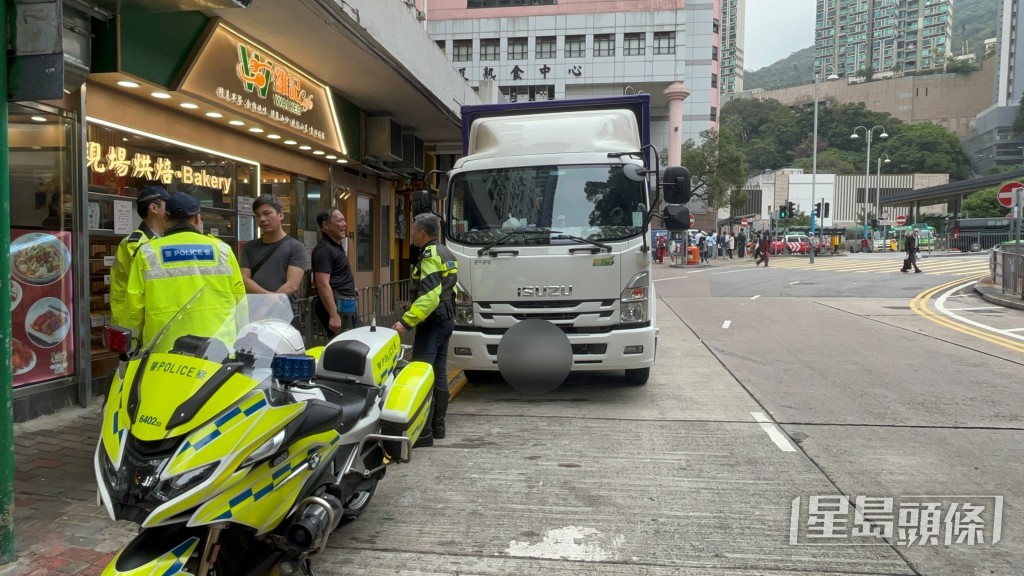 肇事貨車停在現場。楊偉亨攝