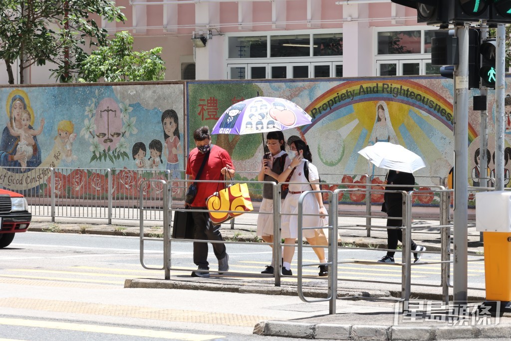 炎明熹过往都有姑丈接送返学放学，升大学后，姑丈可以“甩难”。