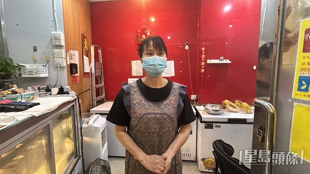 位於英皇道近芬尼街的外賣手撕雞店舖 丁小姐指自己兜了好大個圈才返舖。林思明攝 位於英皇道近芬尼街的外賣手撕雞店舖 丁小姐指自己兜了好大個圈才返舖。林思明攝