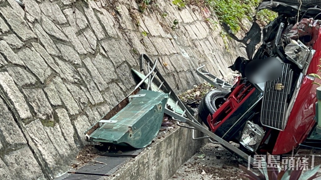 車頭嚴重損毀。