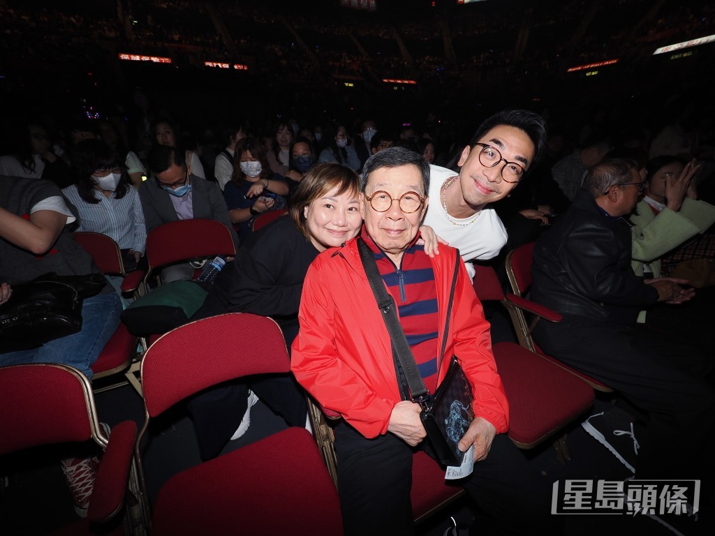 DJ Vani和梁文禮與胡楓合照。