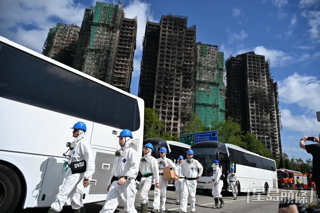 大批DVIU人員到達宏福苑火場內搜證。蘇正謙攝