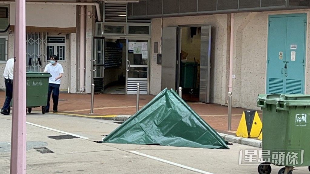 遺體由帳篷遮蓋。楊偉亨攝