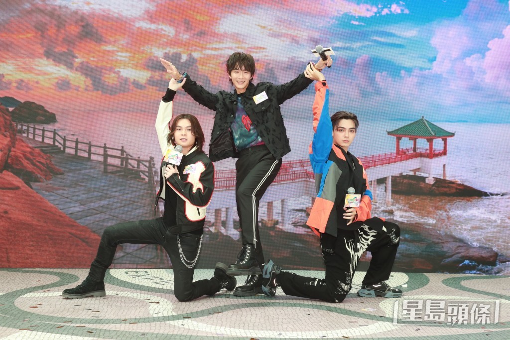 大摆高难度pose。