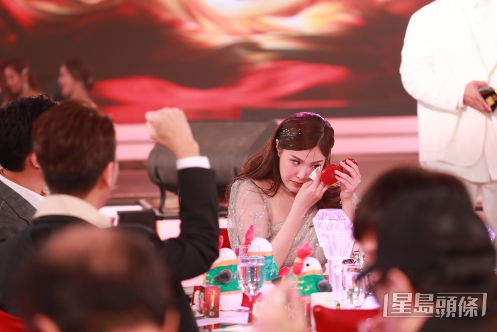 劉佩玥喊完第一件事梗係要補妝先。