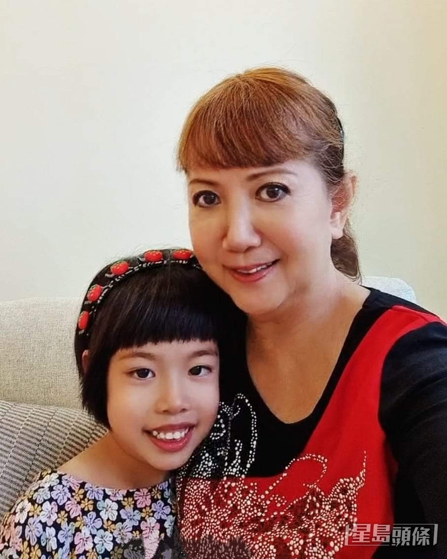 近年麗莎全力在新加坡湊孫女。