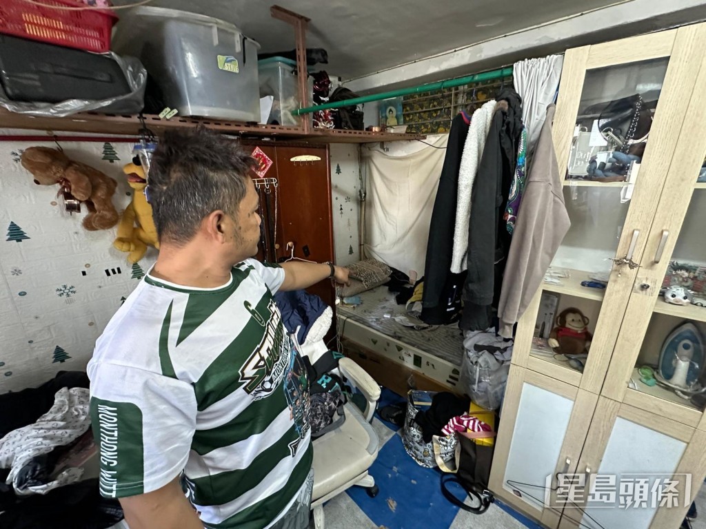 戶主泰仔指「恐龍」睡在下格床，放有一袋衫。楊偉亨攝