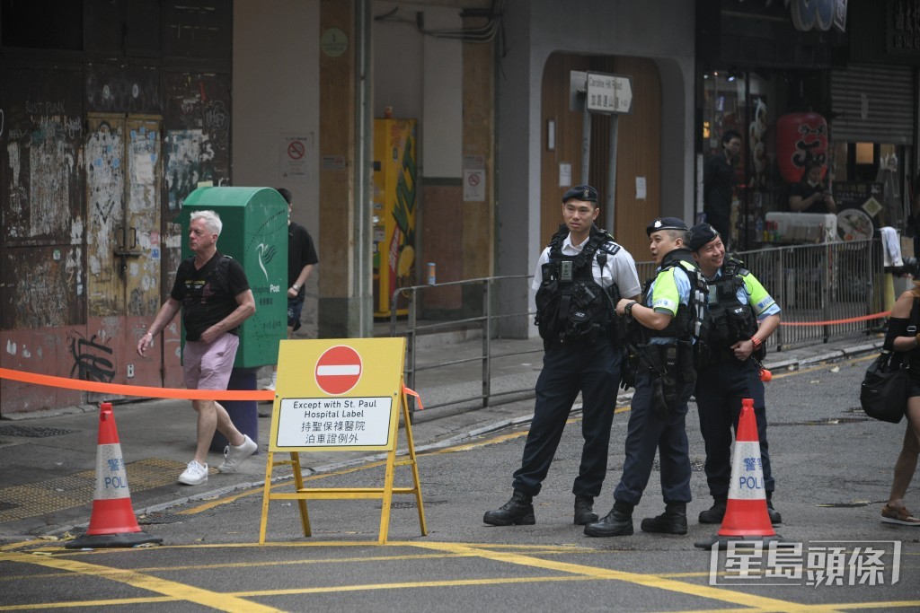 在香港大球場外，警方繼續實施臨時封路措施。蘇正謙攝