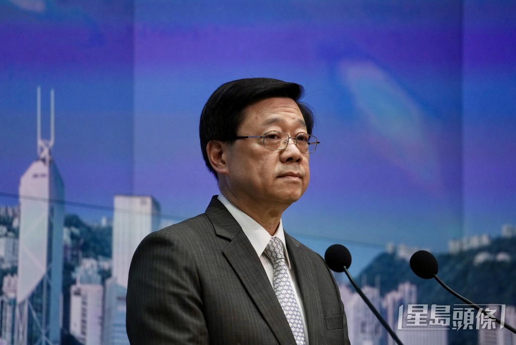李家超首度回應改發9號風球期間，引致大批市民及旅客滯留車站問題。蘇正謙攝