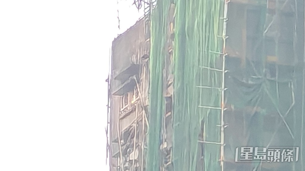 陸先生的寓所在頂樓，可見嚴重燒毀熏黑。