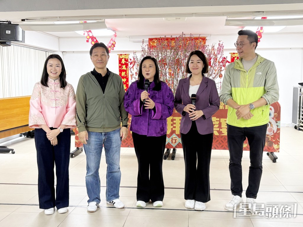 葛珮帆(中)祝願市民一馬當先、龍馬精神。