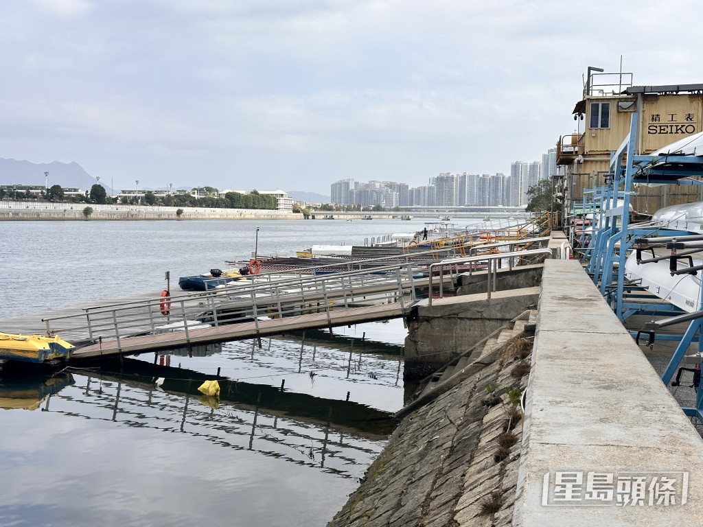 堕海女子被救到浮桥上。梁国峰摄 堕海女子被救到浮桥上。梁国峰摄