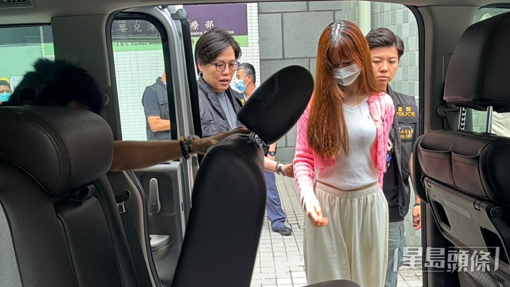 實習女醫生在明愛醫院搜證後,在探員陪同下離開醫院。梁國峰攝 實習女醫生在明愛醫院搜證後,在探員陪同下離開醫院。梁國峰攝