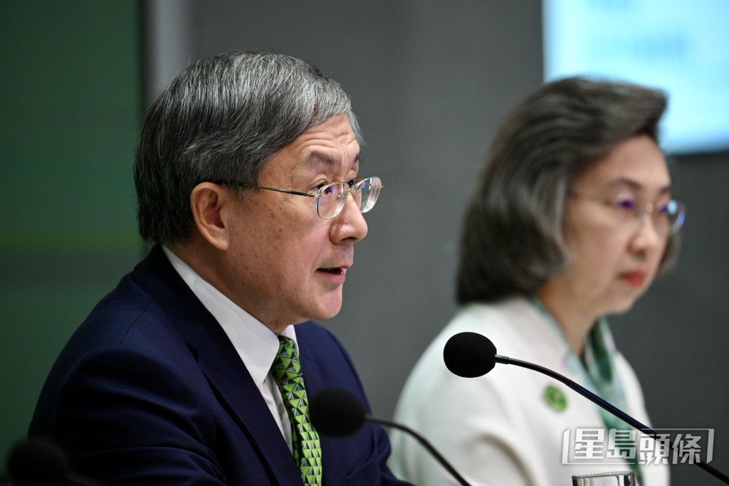 政務司副司長卓永興(左)。蘇正謙攝 政務司副司長卓永興(左)。蘇正謙攝