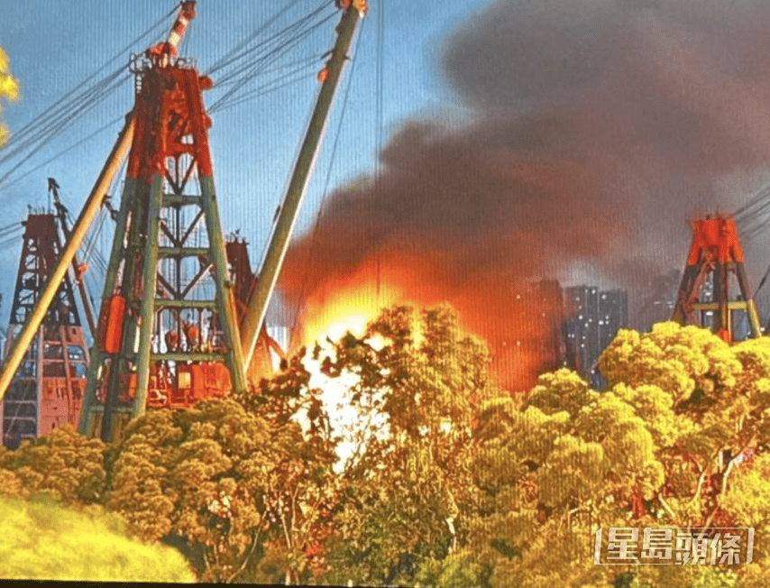 由於船上積存大量易燃固體廢料,火勢蔓延迅速,瞬間陷入火海。讀者提供圖片 由於船上積存大量易燃固體廢料,火勢蔓延迅速,瞬間陷入火海。讀者提供圖片