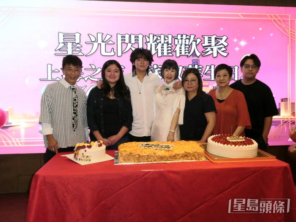 蘇淑萍有孫仔、孫女陪伴切生日蛋糕。