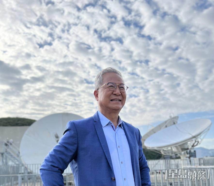 梁榮武曾為電視台拍攝400集的天氣科普節目。 受訪者提供