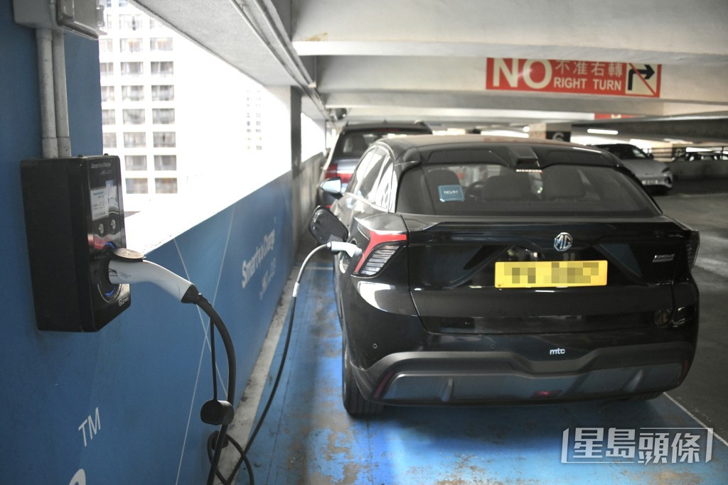 隨着本港電動車普及率急升,不少車主在假期駕車出遊時,常面臨尋找充電車位的難題。 隨着本港電動車普及率急升,不少車主在假期駕車出遊時,常面臨尋找充電車位的難題。