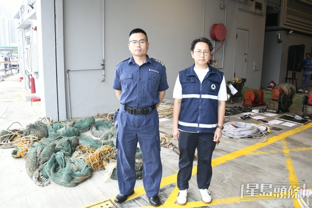 水警南分區助理指揮官(行動)總督察何上仁(圖左)及漁護署高級漁業主任(牌照事務及執行)何臻敏講述案情。楊偉亨攝 水警南分區助理指揮官(行動)總督察何上仁(圖左)及漁護署高級漁業主任(牌照事務及執行)何臻敏講述案情。楊偉亨攝
