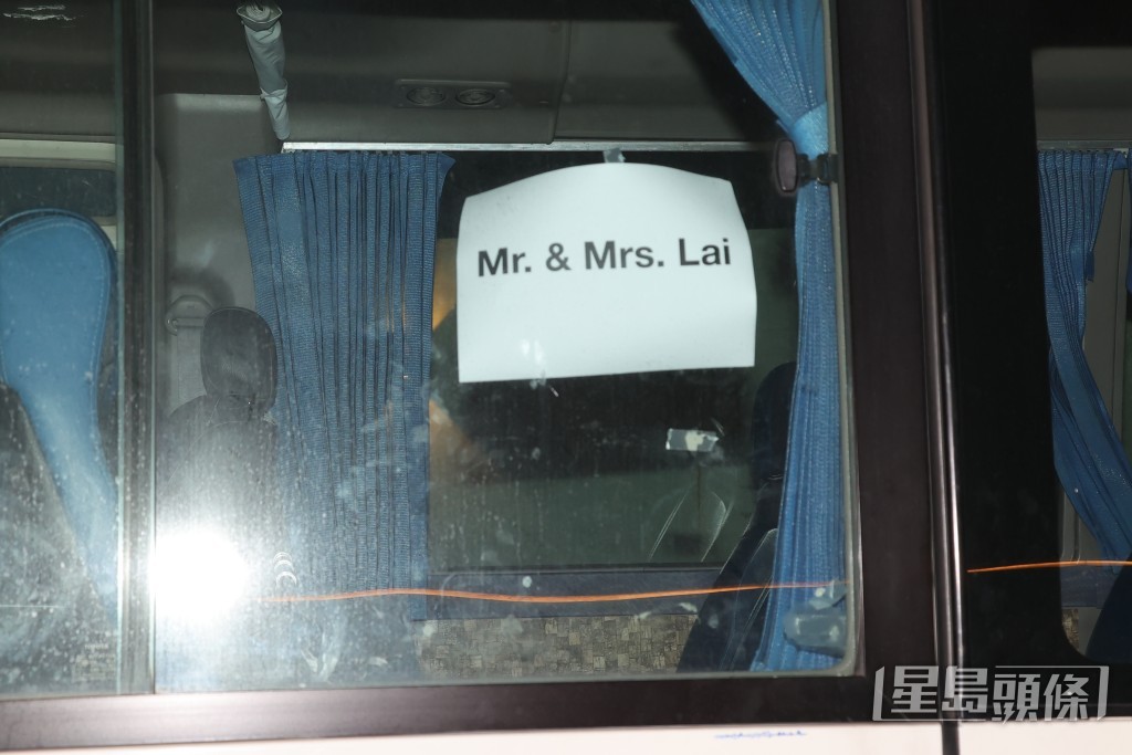 婚禮現場外的小型旅遊巴貼有黎生黎太的字眼。