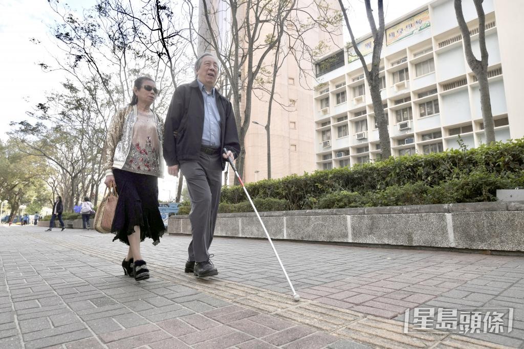 有視障人士指，大雨影響感知能力。