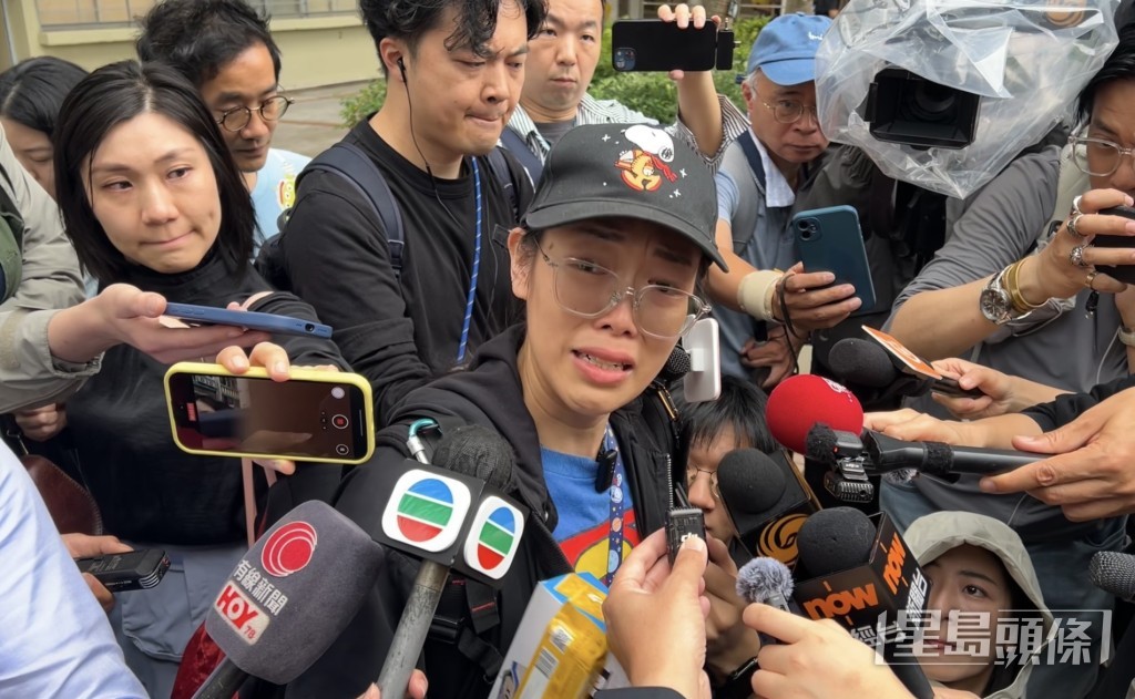 胡女士感觸哽咽希望與家人在屋內度過最尾的時光。 胡女士感觸哽咽希望與家人在屋內度過最尾的時光。
