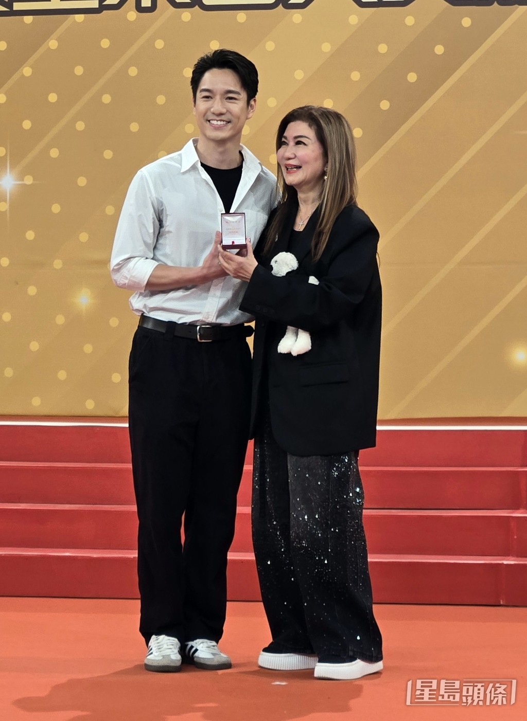 吳偉豪獲頒十周年服務金牌。