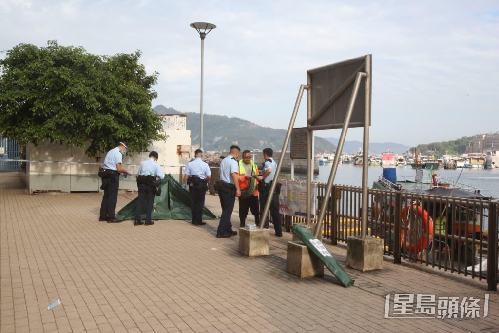 穿反光衣的報案男子在場協助。