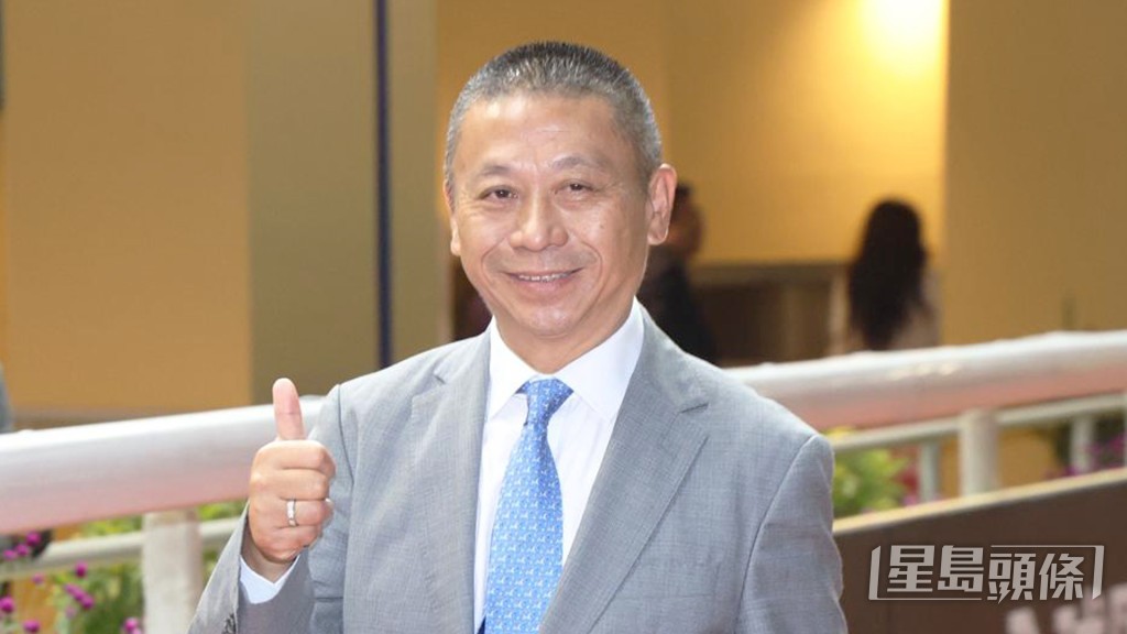 今朝「華麗再贏」加課之後沈集成到馬房閘口接馬,跟手親自落手拖馬。 今朝「華麗再贏」加課之後沈集成到馬房閘口接馬,跟手親自落手拖馬。
