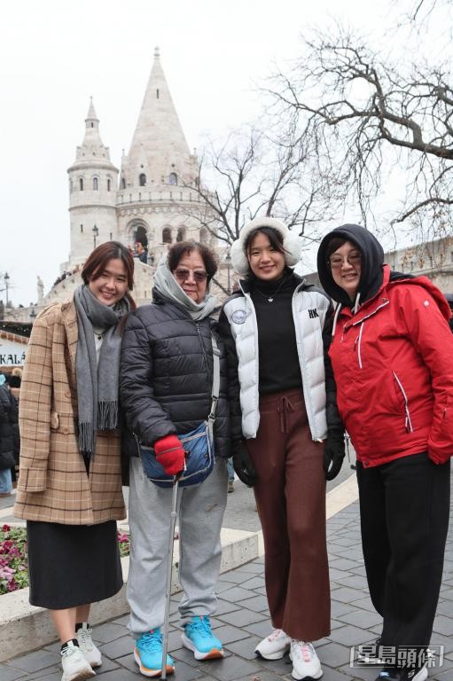 陈凤英一家关系亲密,每逢幼女出外参赛,她必请假陪伴打气。 受访者提供 陈凤英一家关系亲密,每逢幼女出外参赛,她必请假陪伴打气。 受访者提供