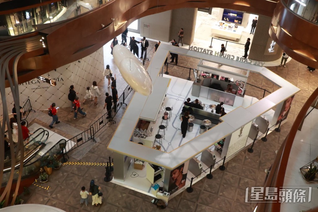 近六時左右,原定肖戰出席品牌期間限定店清場。 近六時左右,原定肖戰出席品牌期間限定店清場。