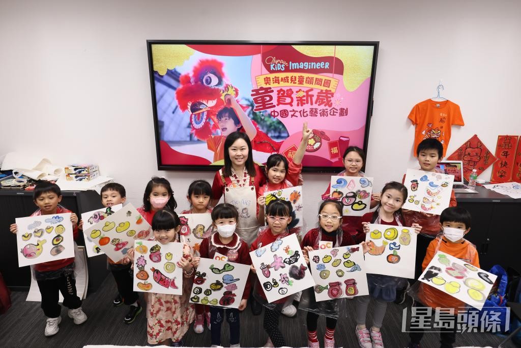 陳紫君帶領一班小朋友繪畫水墨圖案，印製成舞獅服飾。