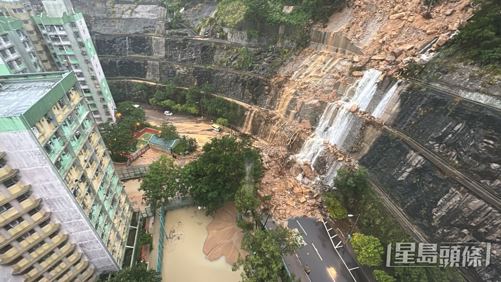 暴雨亦淹沒耀興樓對開球場，球場頓成澤國。劉漢權攝