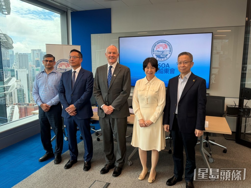 香港船東會主席宋睿之 Richard Hext(中)、香港船東會副主席林詩鍵(左二)、香港船東會董事總經理陳佩珊(右二)。 香港船東會主席宋睿之 Richard Hext(中)、香港船東會副主席林詩鍵(左二)、香港船東會董事總經理陳佩珊(右二)。