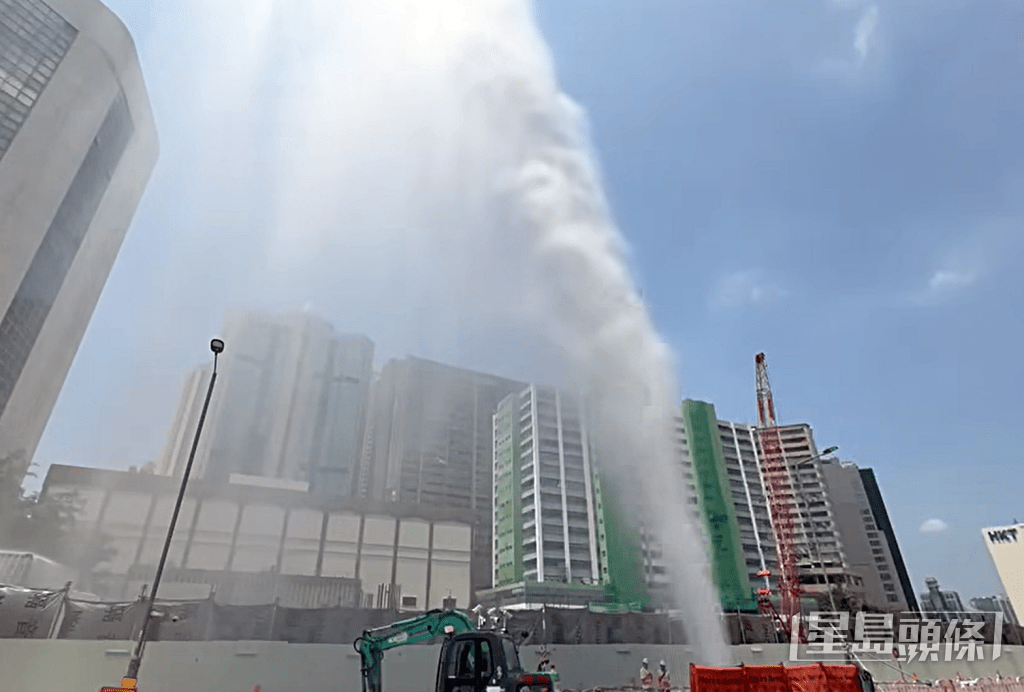荃灣國瑞路爆水管。fb：新界地區生活連線