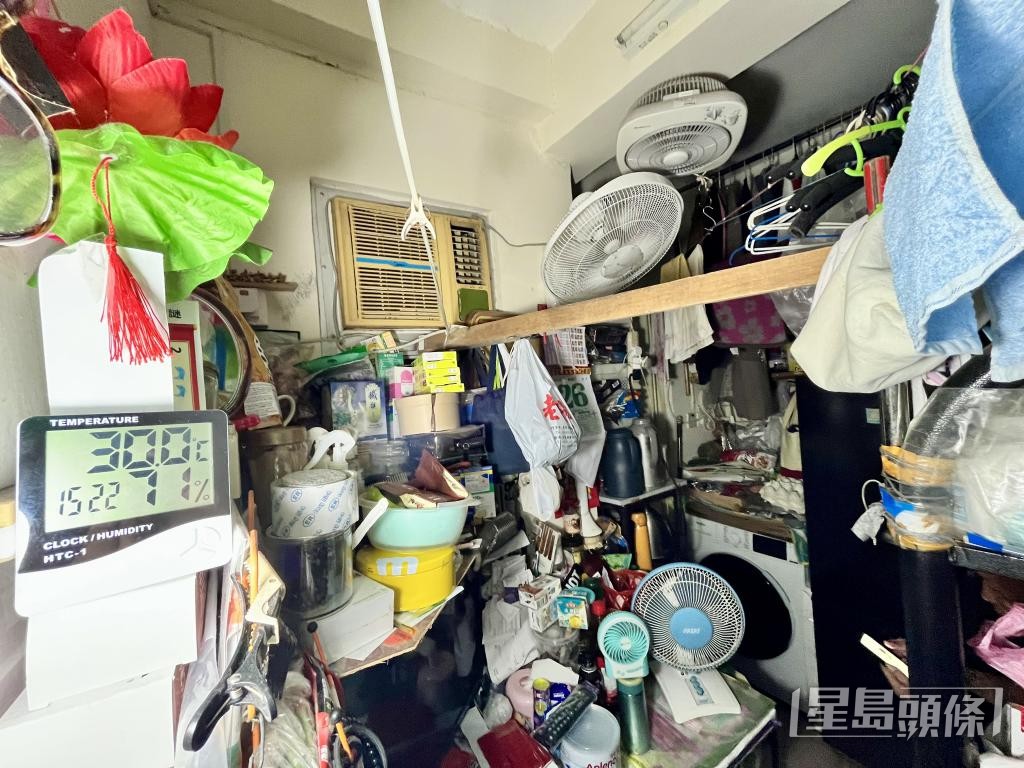 有劏房戶連日清理家中雜物,避免助燃火勢。 有劏房戶連日清理家中雜物,避免助燃火勢。