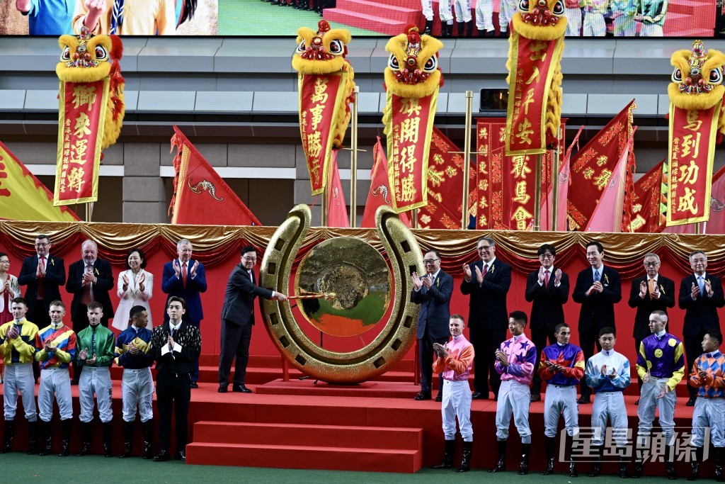 行政長官李家超中午出席並主持醒獅點睛儀式。蘇正謙攝 行政長官李家超中午出席並主持醒獅點睛儀式。蘇正謙攝
