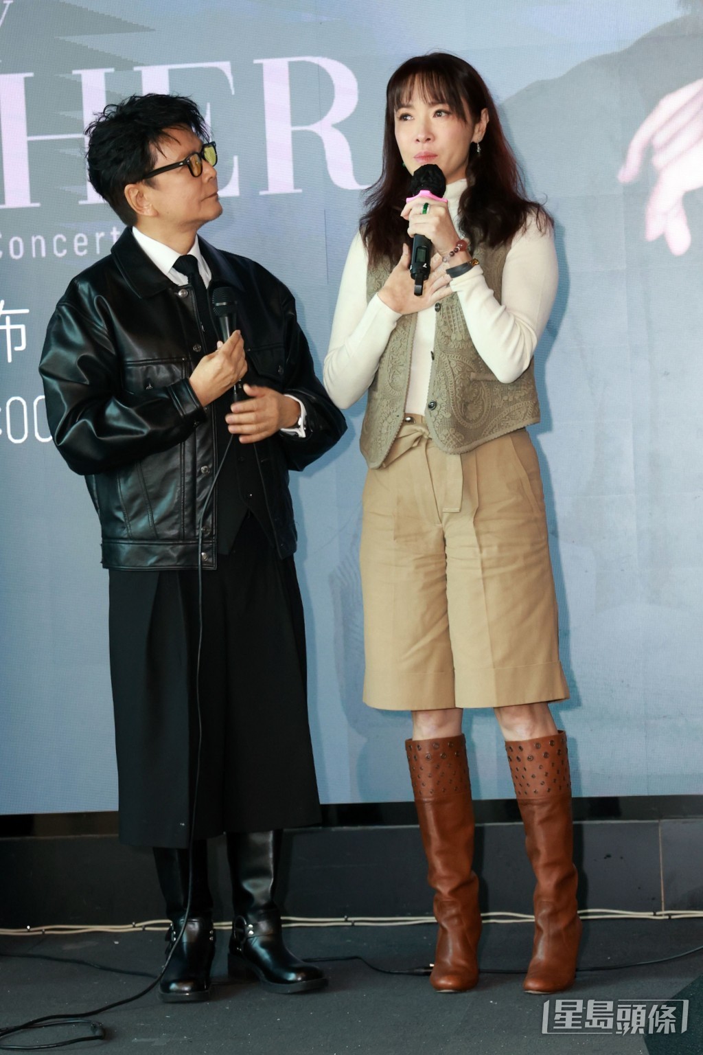 賈思樂、向海嵐在台上互動。