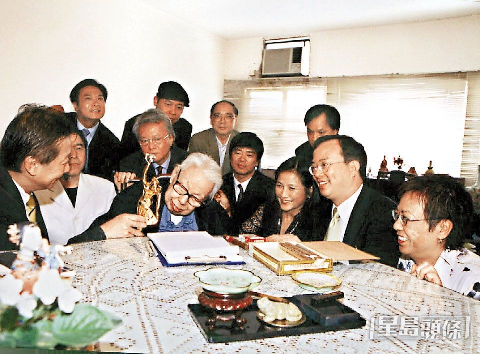 2002年初，張徹榮獲《第21屆香港電影金像獎》終身成就獎。