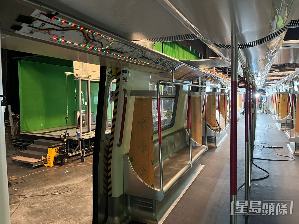 《誤判》也搭建了MTR月台，場地有限，拍文戲時才把它推移回來，這個過程就要兩個小時。