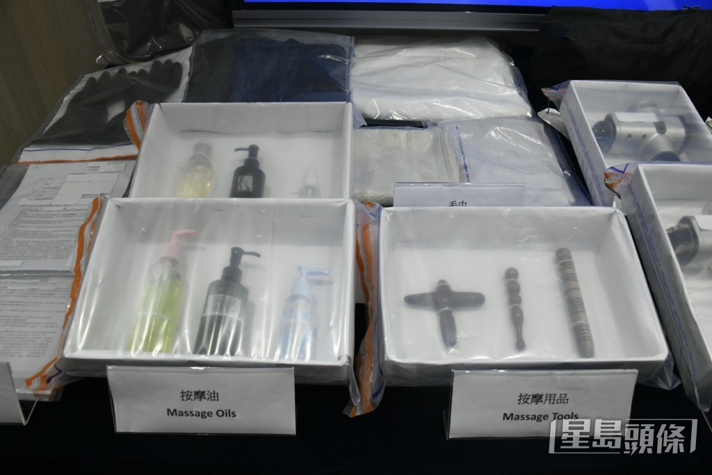 入境處展示檢獲的證物。楊偉亨攝