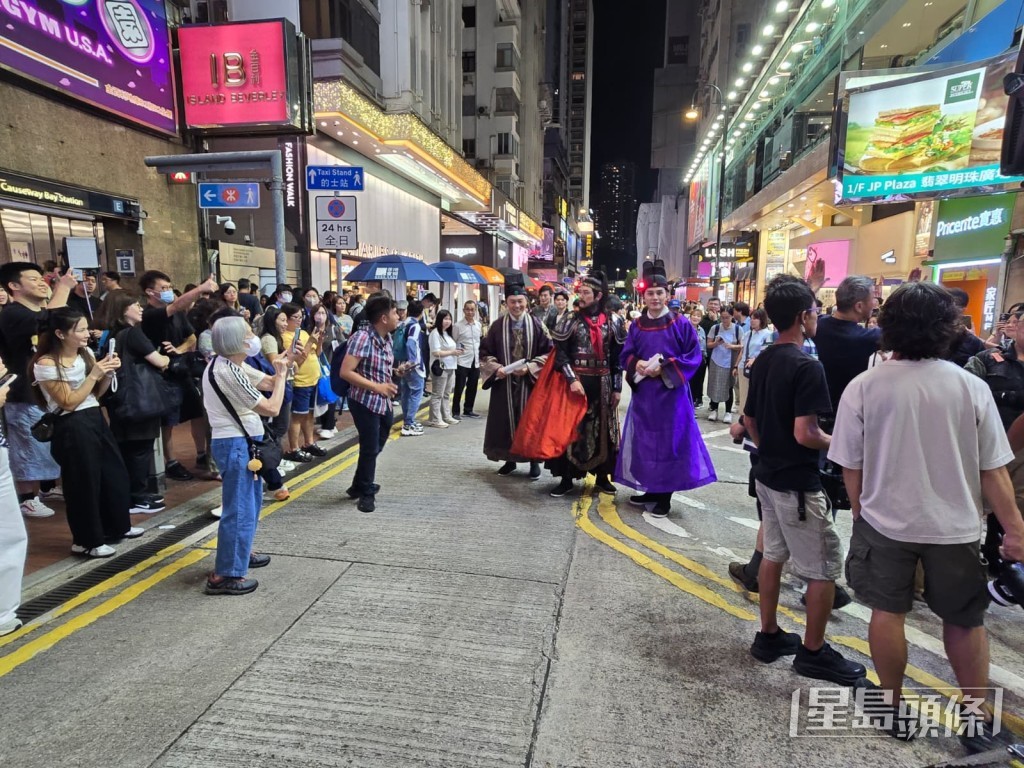 唔少途人駐足觀看。 唔少途人駐足觀看。