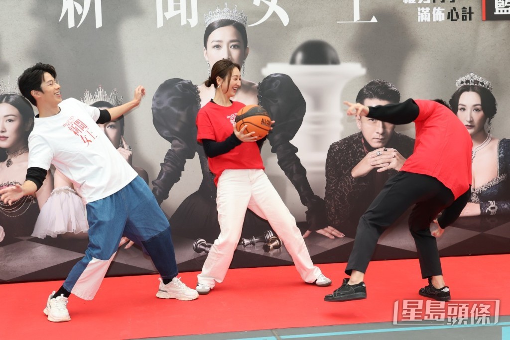 台上展示籃球技巧。