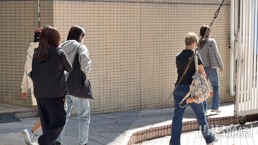 一行四名女親友到殮房認屍。梁國峰攝 一行四名女親友到殮房認屍。梁國峰攝