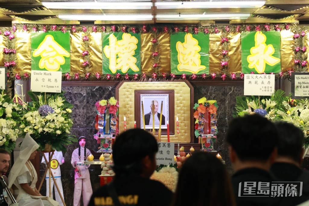 何麥於紅磡世界殯儀館設靈，靈堂中央掛上「永遠懷念」橫匾，遺照選用其身穿唐裝衫的溫文相片。