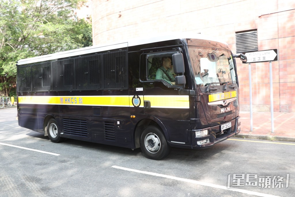 王青霞由惩教署囚车送抵法院。