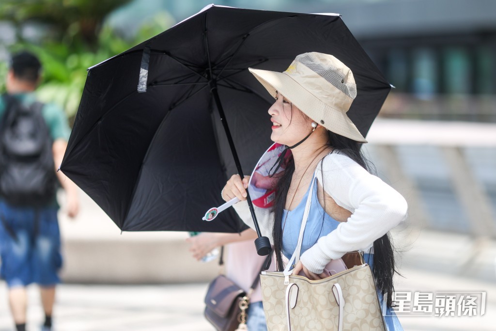 天文台預料一道低壓槽會在本周中至後期為廣東及南海北部帶來大驟雨及雷暴。 天文台預料一道低壓槽會在本周中至後期為廣東及南海北部帶來大驟雨及雷暴。