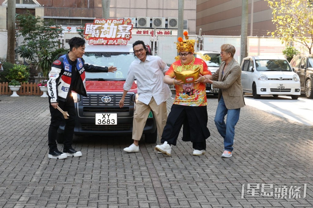 戲中飾演的士司機的林家棟,駕駛的士載住飾演悍匪郭富城、任賢齊及打扮成財神爺的符家浚到場。 戲中飾演的士司機的林家棟,駕駛的士載住飾演悍匪郭富城、任賢齊及打扮成財神爺的符家浚到場。