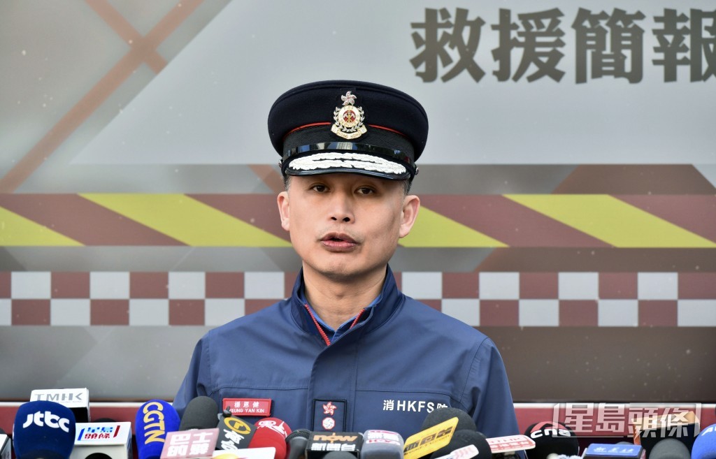 消防處處長楊恩健多次在現場及處長指揮室親自作出指示，期間亦出席多個政府會議及簡報，以跟進並匯報火災的最新情況。資料圖片